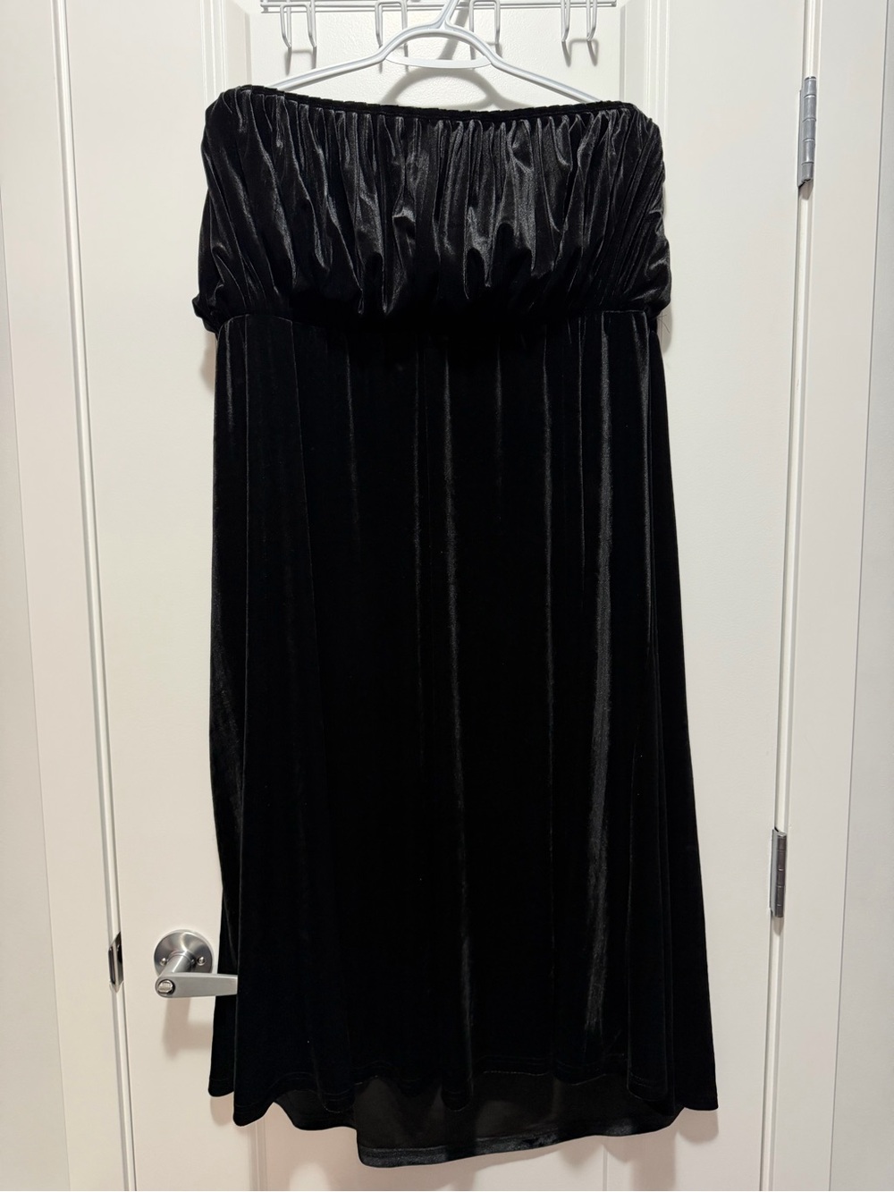 SHEIN Black Strapless Velvet Midi Dress with Ruched Bodice